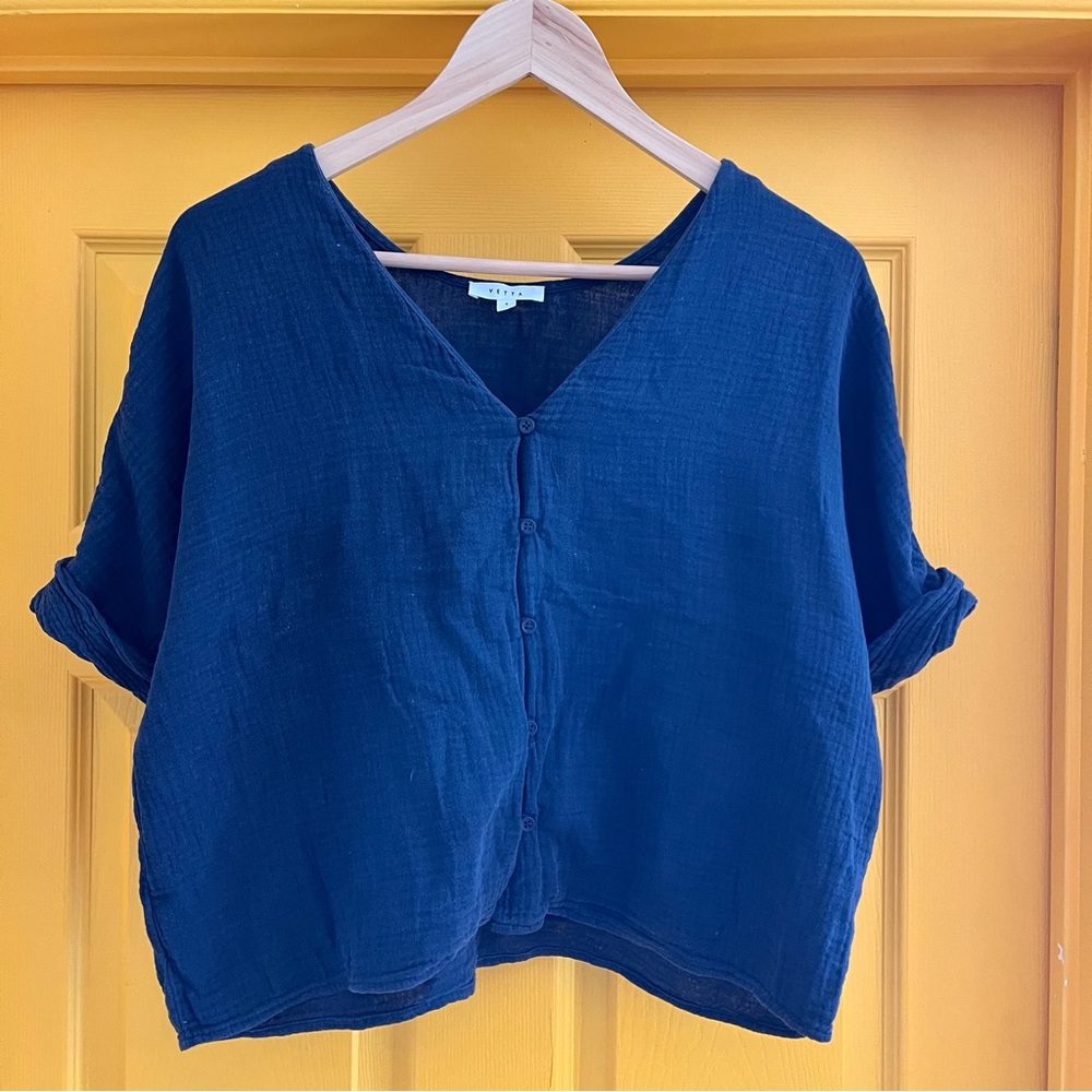 VETTA Black Button-Up Blouse